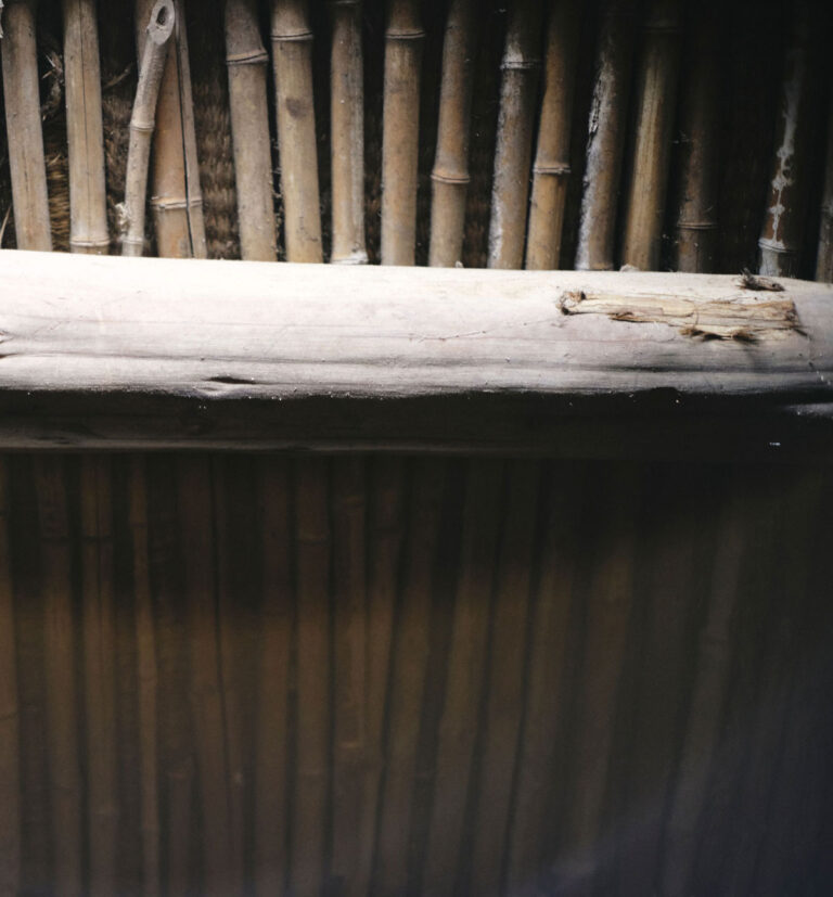 傳右衛門はその武豊の地で、百年物の杉桶を使い、味噌と溜(たまり)しょうゆを製造しています。