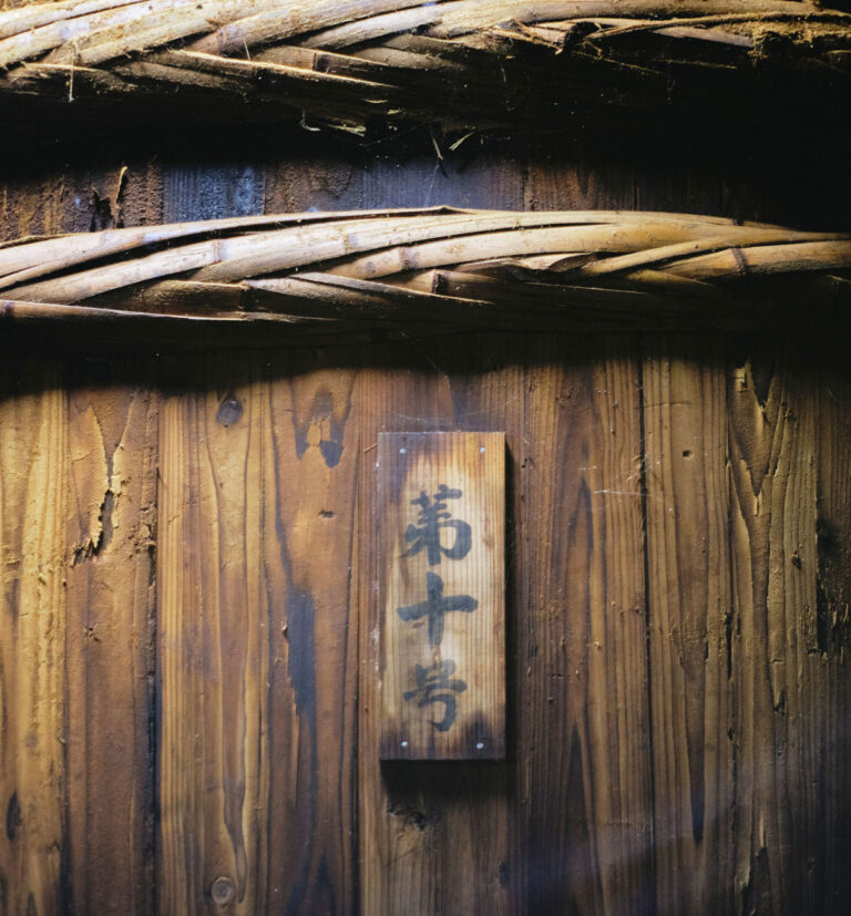 傳右衛門はその武豊の地で、百年物の杉桶を使い、味噌と溜(たまり)しょうゆを製造しています。